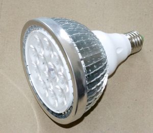 lampada «PienaLuceLED™ 24 watt, 1.720 lumen, 30° (fascio stretto), CRI 98, 5.000 K, Skudo® Hologram®» per illuminazione di accento con convertitore d’ onda