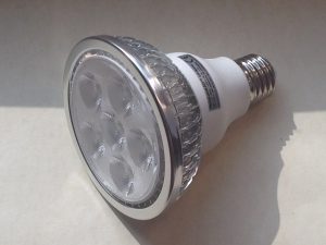 lampada «PienaLuceLED™ 12 watt, 860 lumen, 30°, CRI 98, 5.000 K, Skudo® Hologram®» per illuminazione di accento con convertitore d’ onda